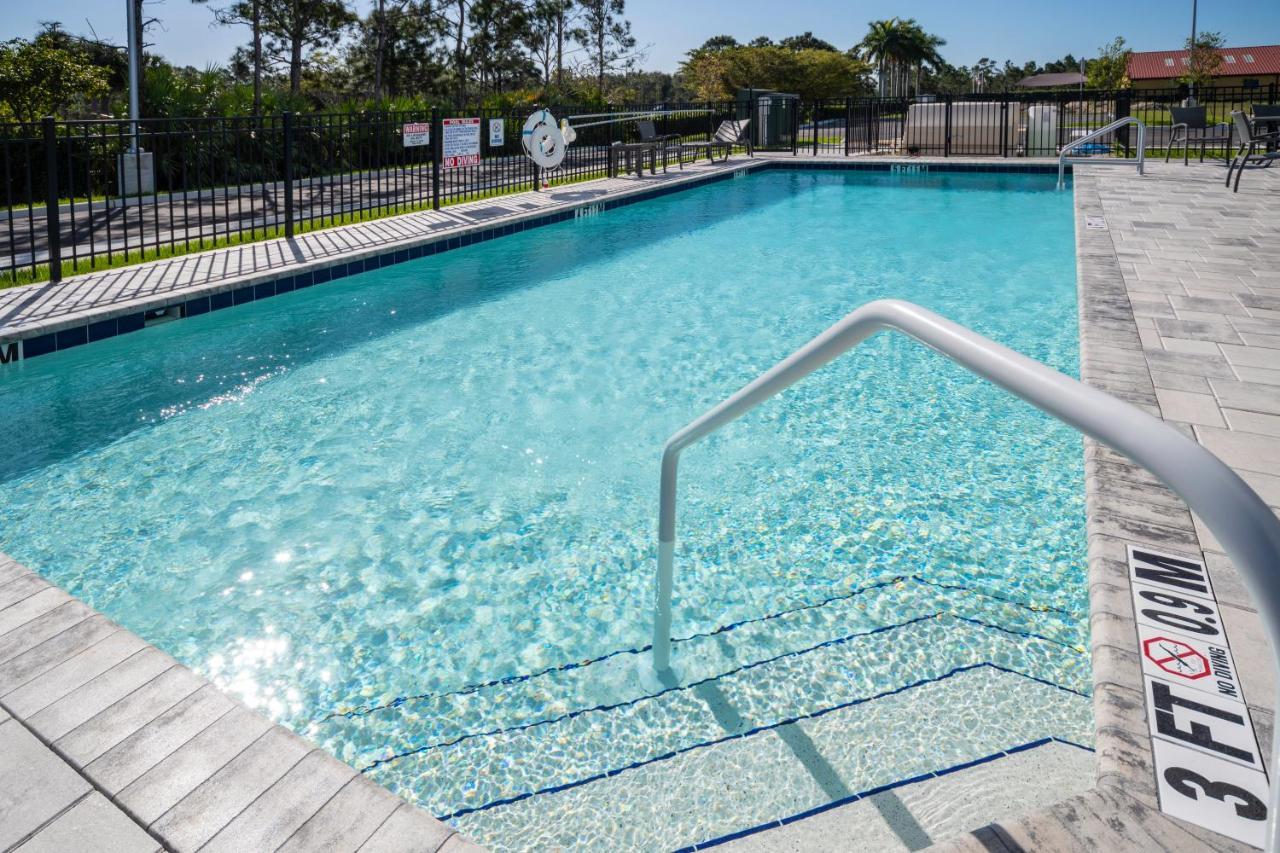 Holiday Inn Express & Suites - Fort Myers Airport By Ihg Exterior foto