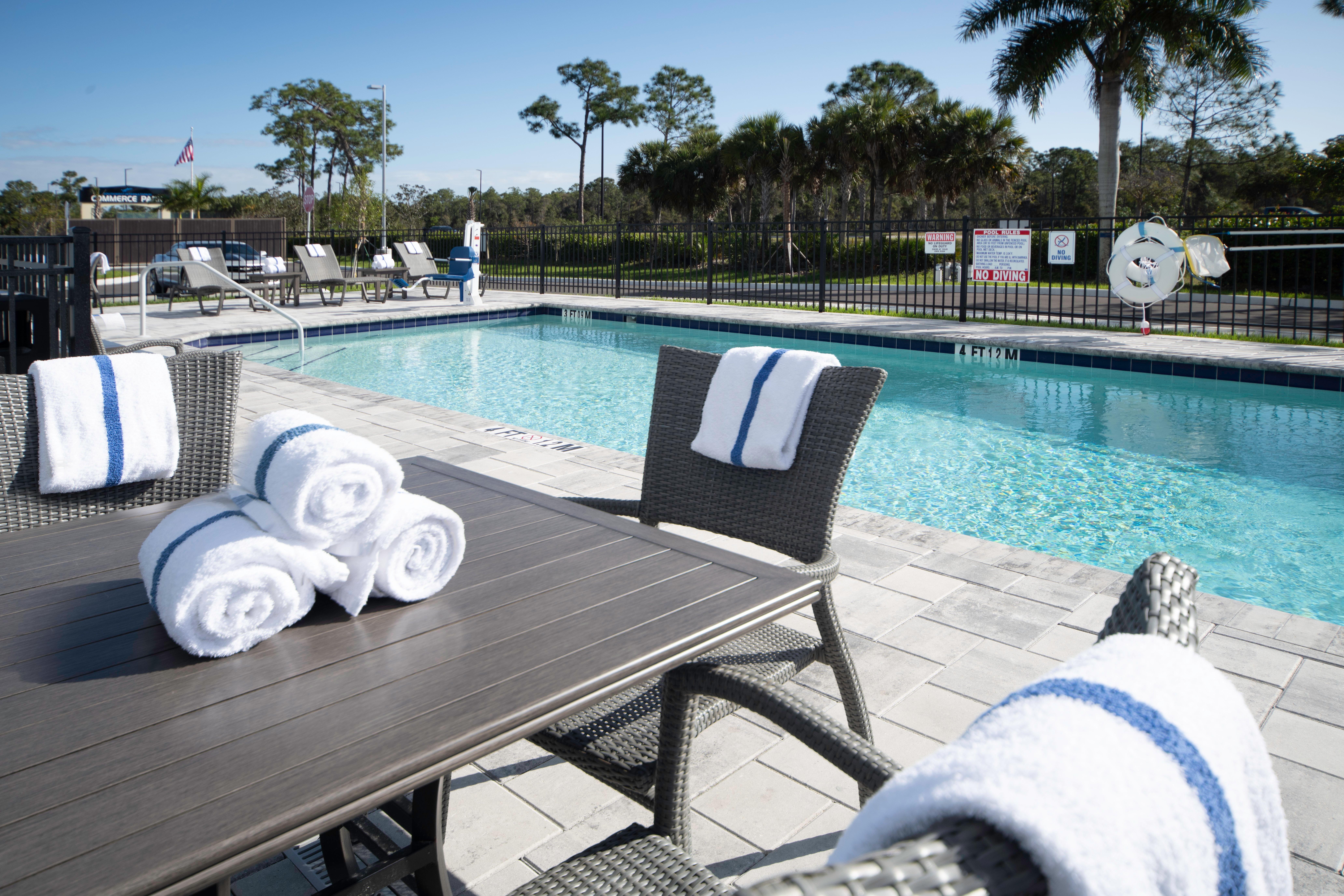 Holiday Inn Express & Suites - Fort Myers Airport By Ihg Exterior foto